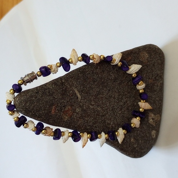 Dainty natural shell and purple jade with gold tone beads bracelet. - Picture 2 of 6